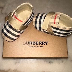 Burberry baby booties